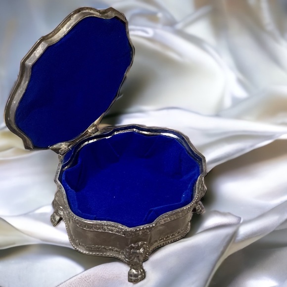 🚩SOLD🚩 Vintage Silver Plated Velvet Lined Repousse Box Lion Head Mounted Feet - Picture 2 of 15